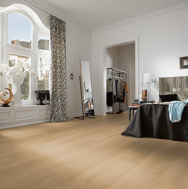 Vinylboden in Holzoptik im Schlafzimmer.