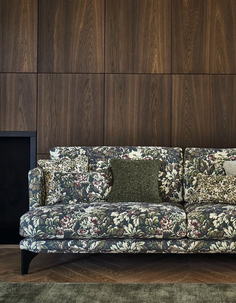 Eine Aufnahme von einer bunt gemusterten Couch in einem dunklen Raum.