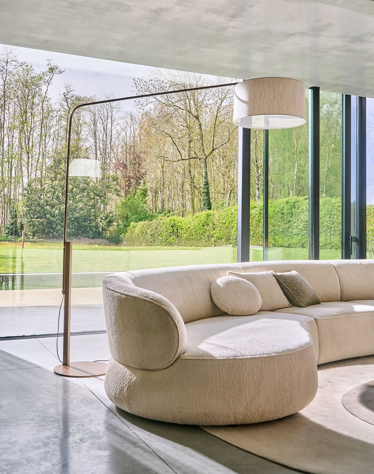 Stehleuchte neben beigen Sofa 