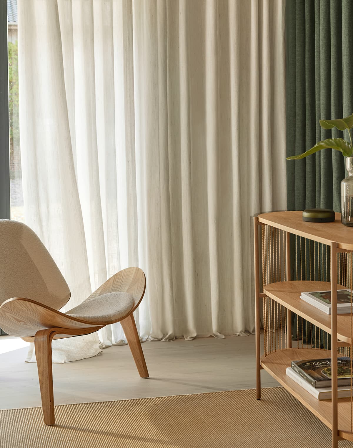 Weiße und grüne Gardine am Fenster.
