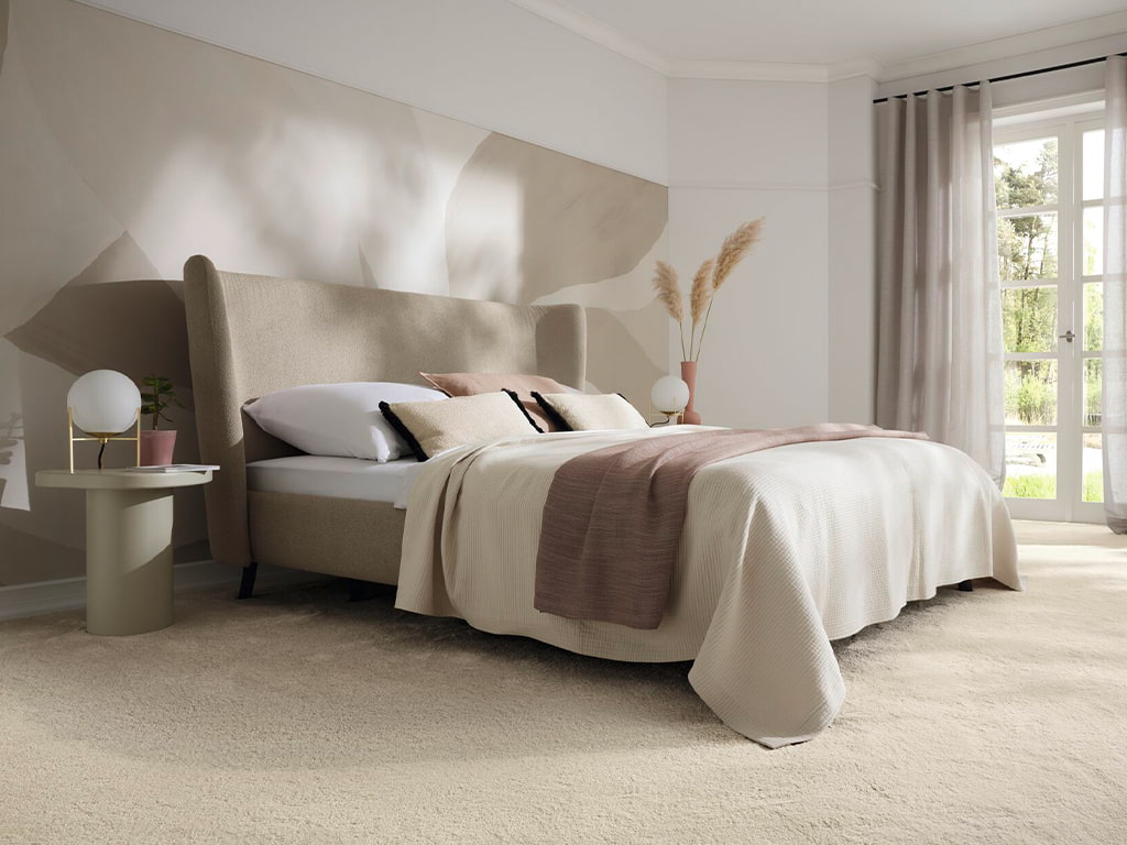 Beiger Teppichboden im Schlafzimmer