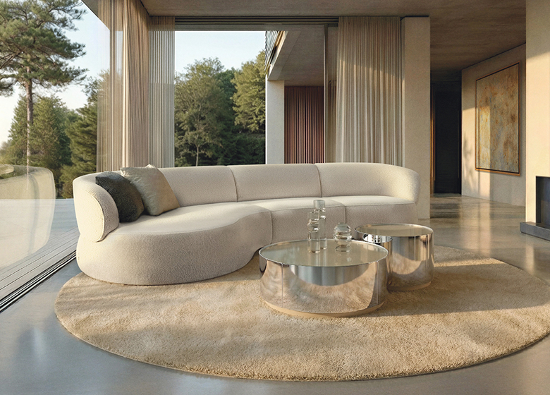 Weißes Sofa auf hellbraunem Teppich im Wohnzimmer.