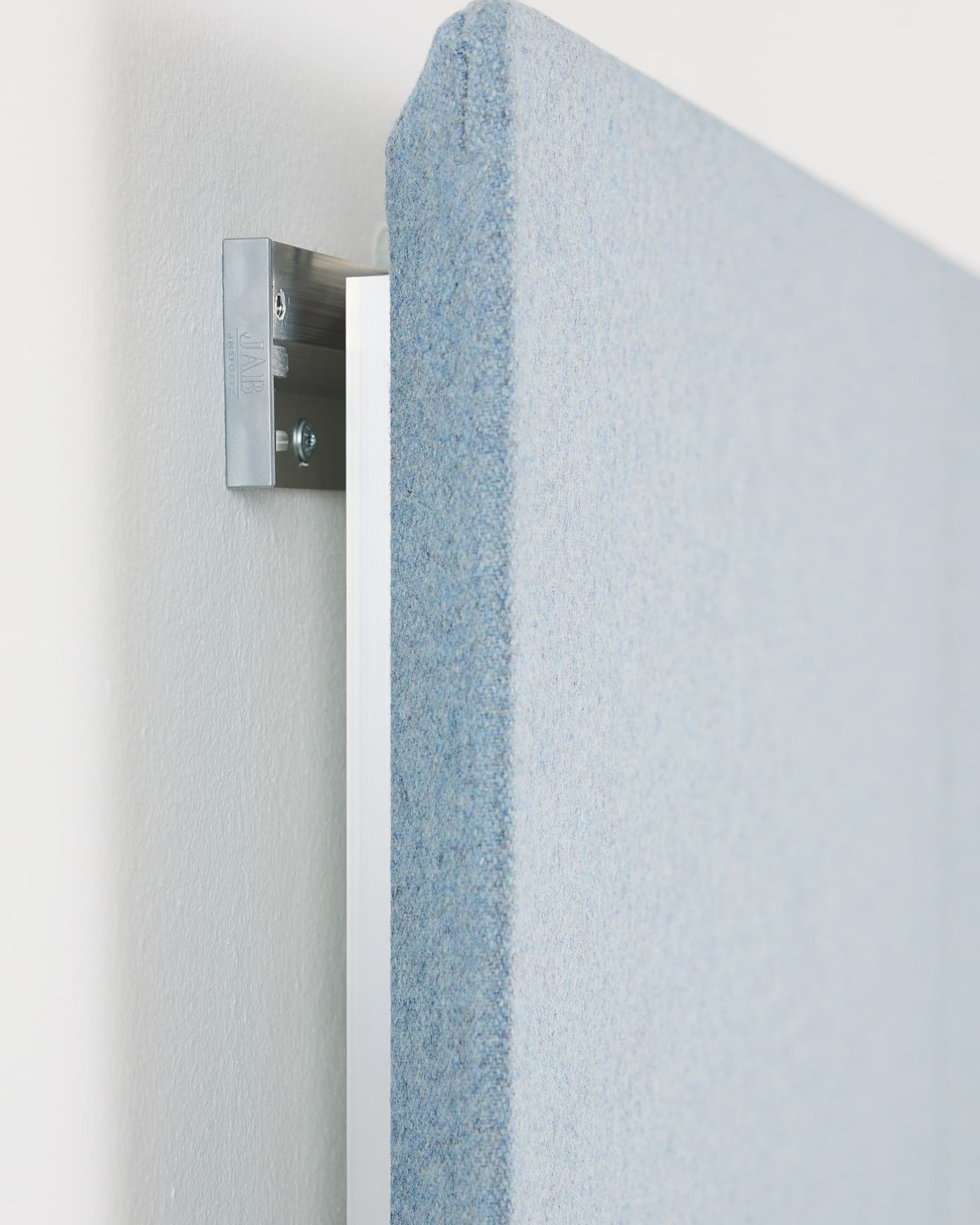 Eine Aufnahme von einem Akustikpaneel, welches an der Wand angebracht ist.