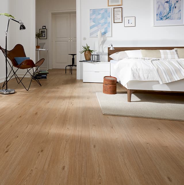 Vinylboden in Holzoptik im Schlafzimmer mit Stuhl