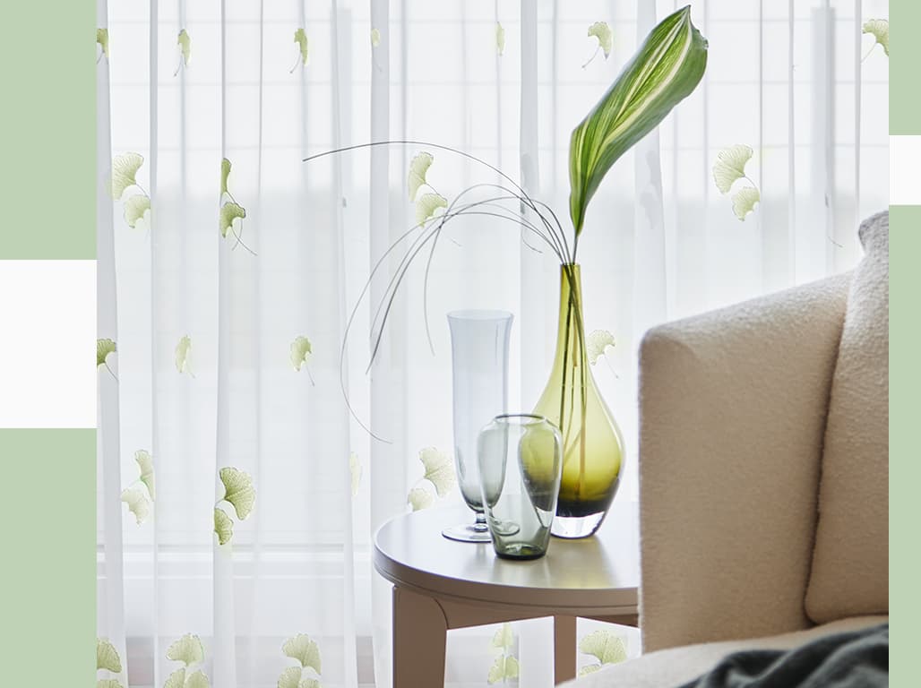 Weiße Gardine mit floralem Muster