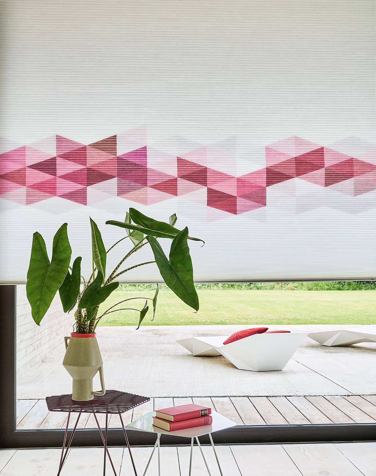 Graphisch gemustertes Plissee am Fenster.