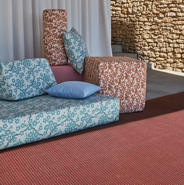 Roter Outdoor-Teppich auf der Terrasse am Pool