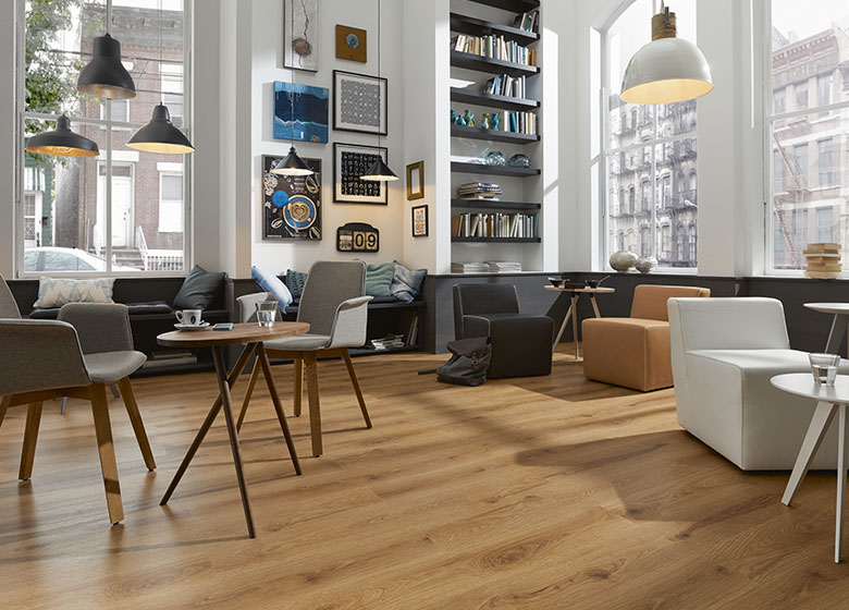 Das Bild zeigt einen verlegten Designboden in einem Café, der verschiedene Einsatzbereiche symbolisiert.