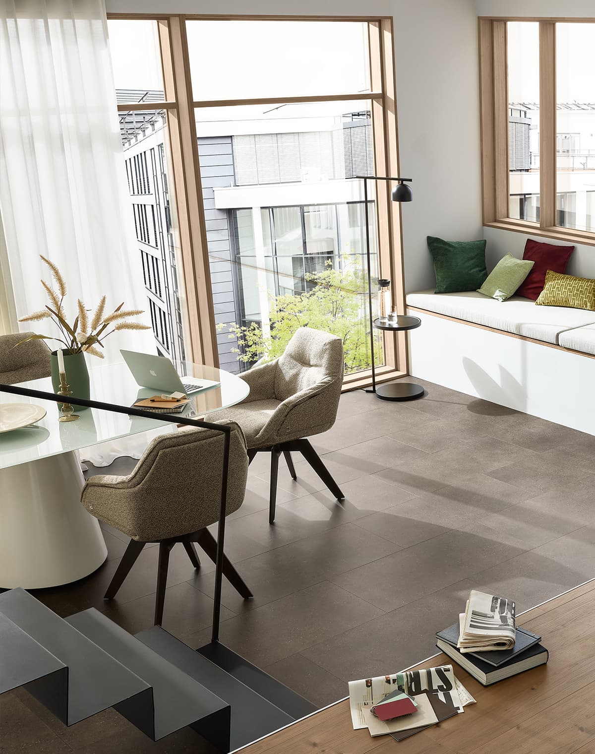 Wohnzimmer mit Vinylboden in Steinoptik.