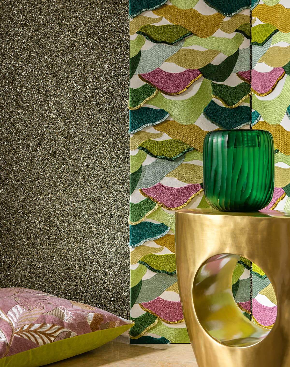 Eine schimmernde Tapete im Kork-Look, ein gemusterter Vorhang, ein Kissen mit floralem Muster und ein Beistelltisch mit Vase.
