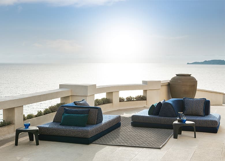 Outdoor-Möbel auf einer Terrasse vor dem Ozean
