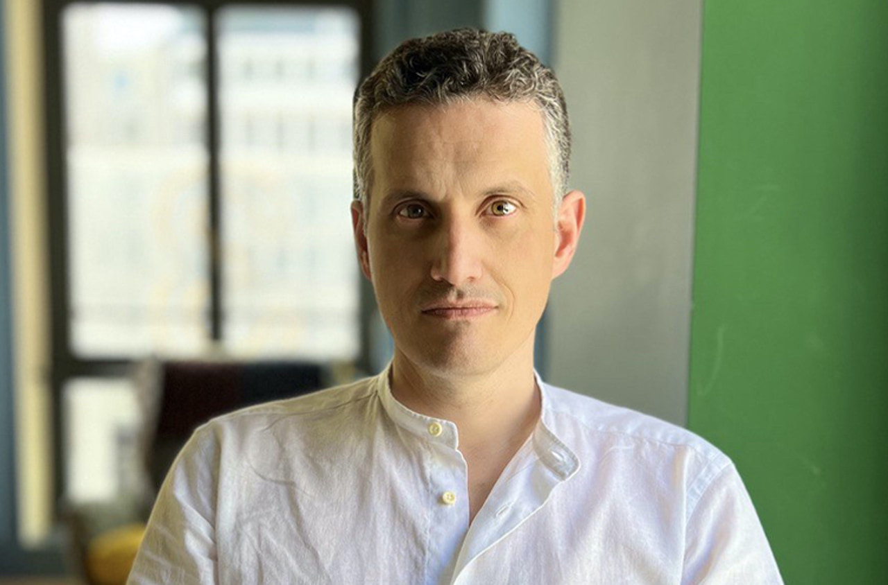 Portraitfoto von einem Mann im weißem Hemd.