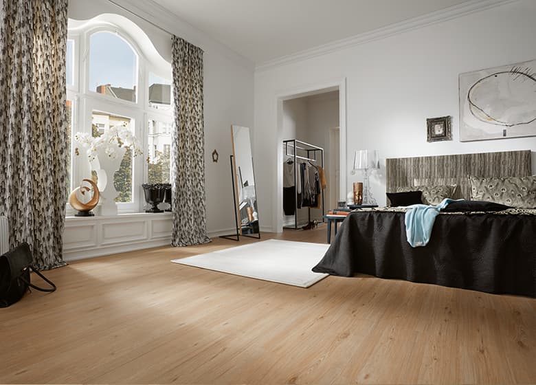 Raumsituation eines Schlafzimmers ausgestattet mit dem Bodenbelag Designfloor LVT.