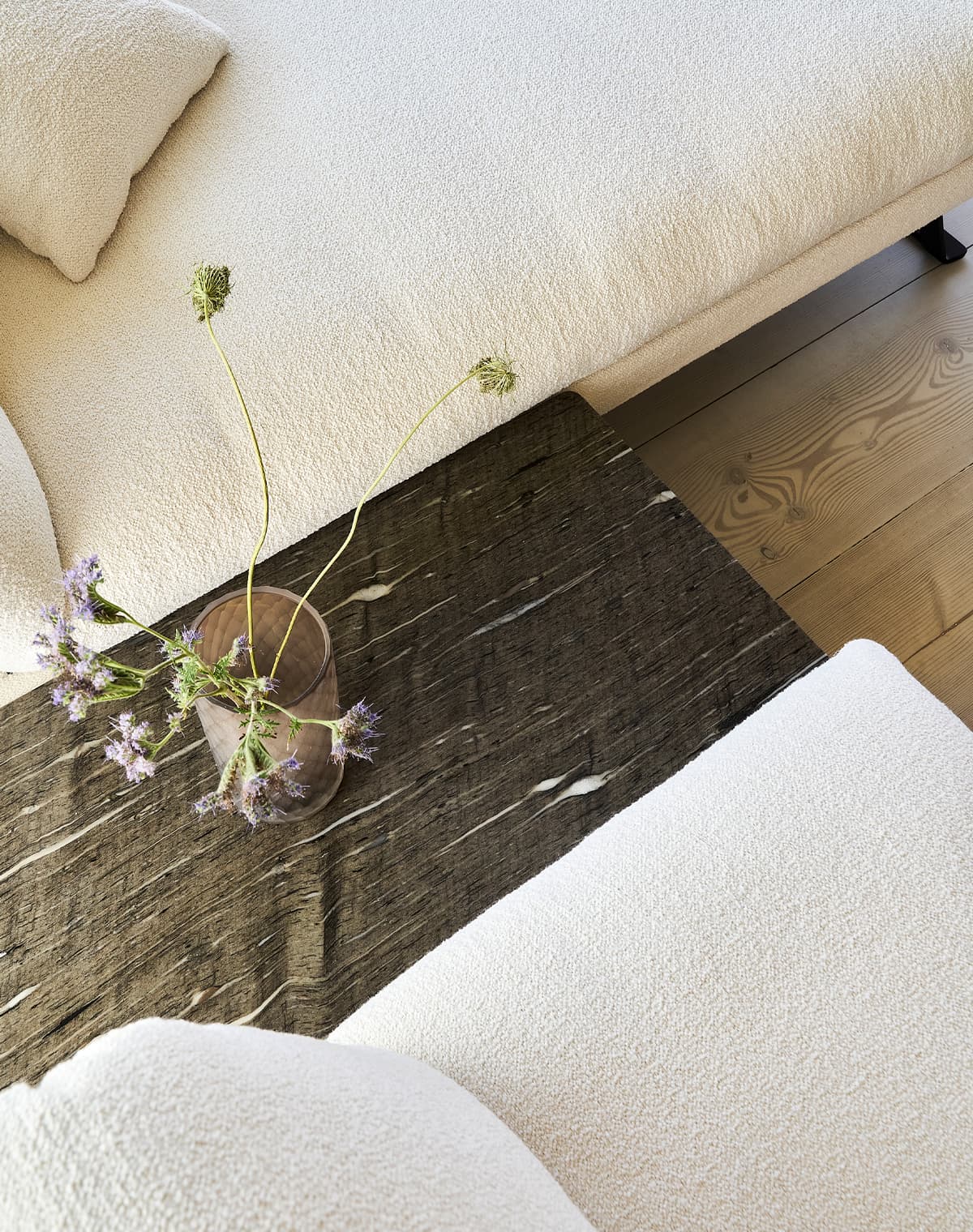 Nahaufnahme eines schwarzen Tischteils eines weißen Sofas 