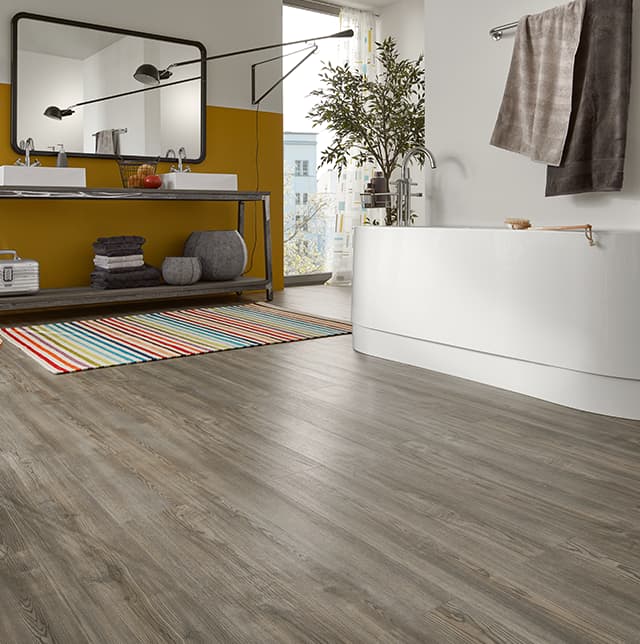 Vinylboden in Holzoptik im Badezimmer
