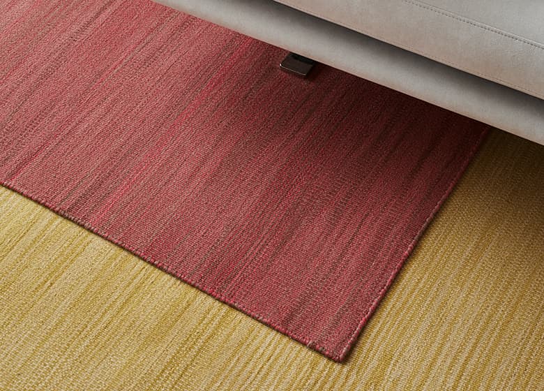 Roter Teppich und gelber Teppich übereinandergelappt 