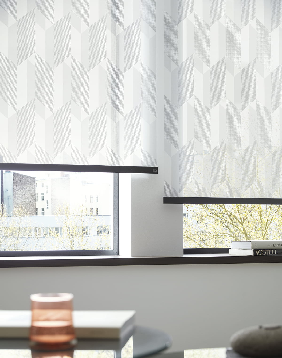 Helles rollo mit Karomuster am Fenster