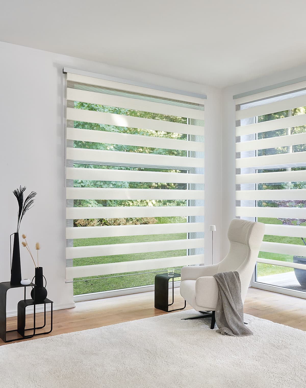 Doppelrollo am Fenster im Wohnzimmer