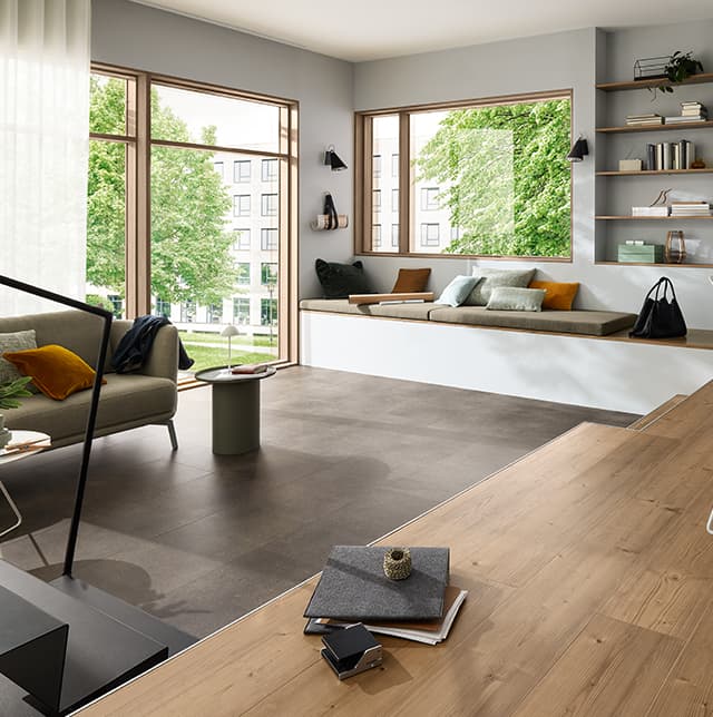 Vinylböden in Stein- und Holzoptik im Wohnzimmer.