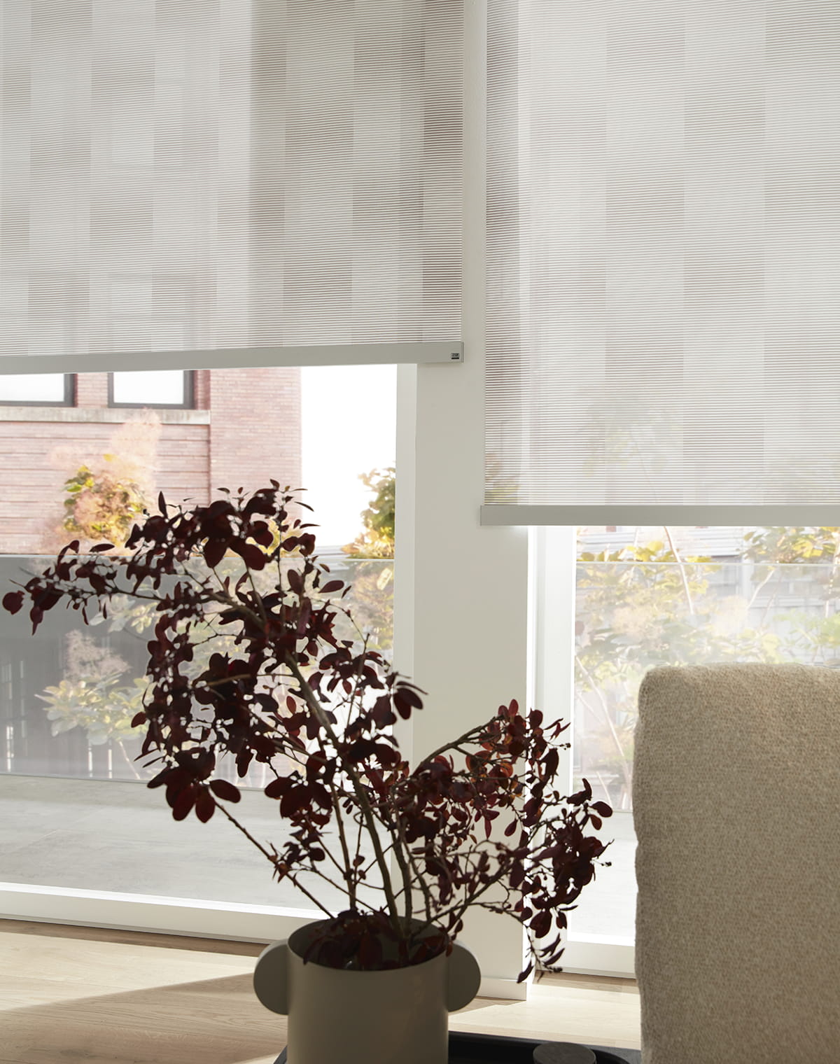 Karriertes Rollo in beige am Fenster