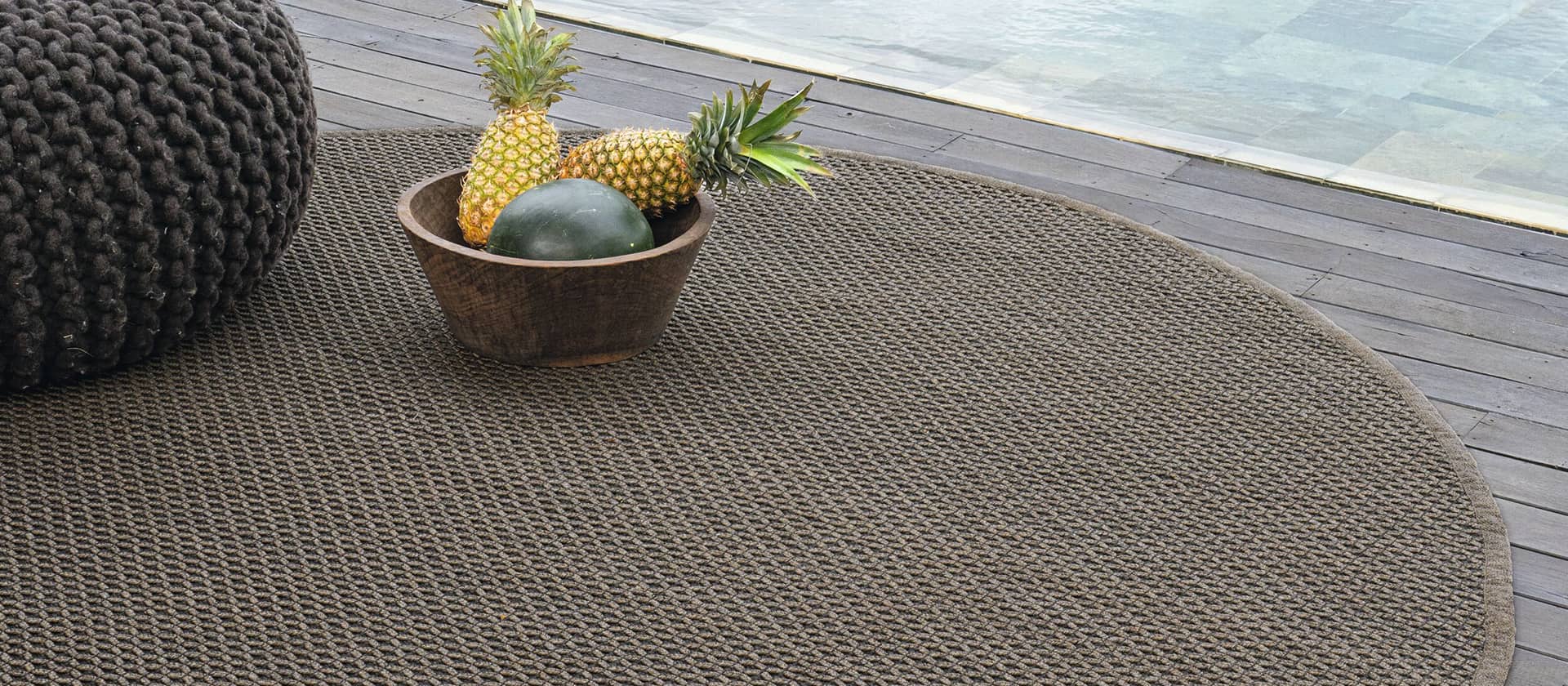 Grauer Outdoor-Teppich vor einem Pool