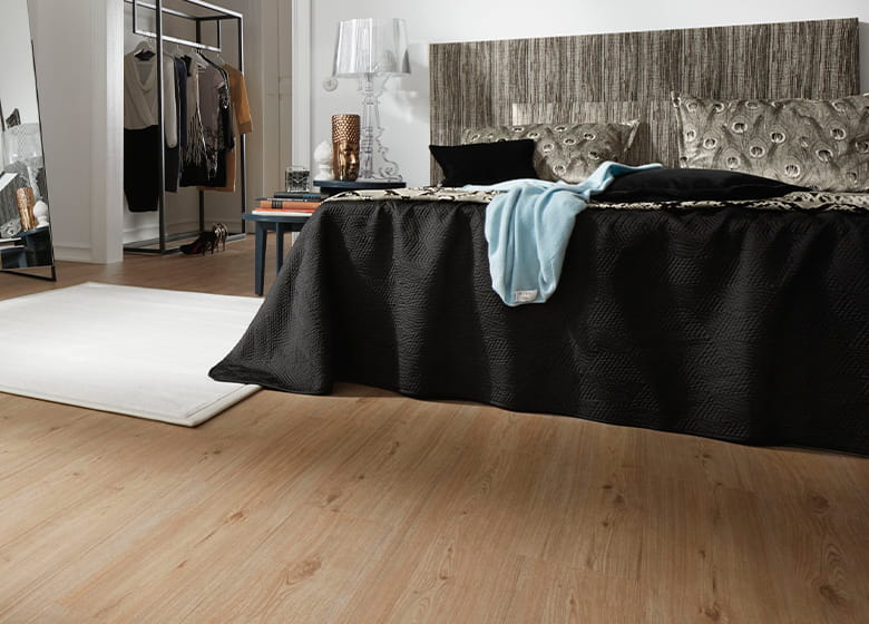 Vinylboden in Holzoptik verlegt im Schlafzimmer