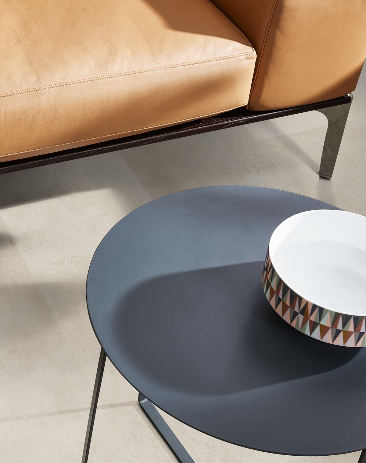 Grau beiger LVT in Steinoptik im Wohnzimmer