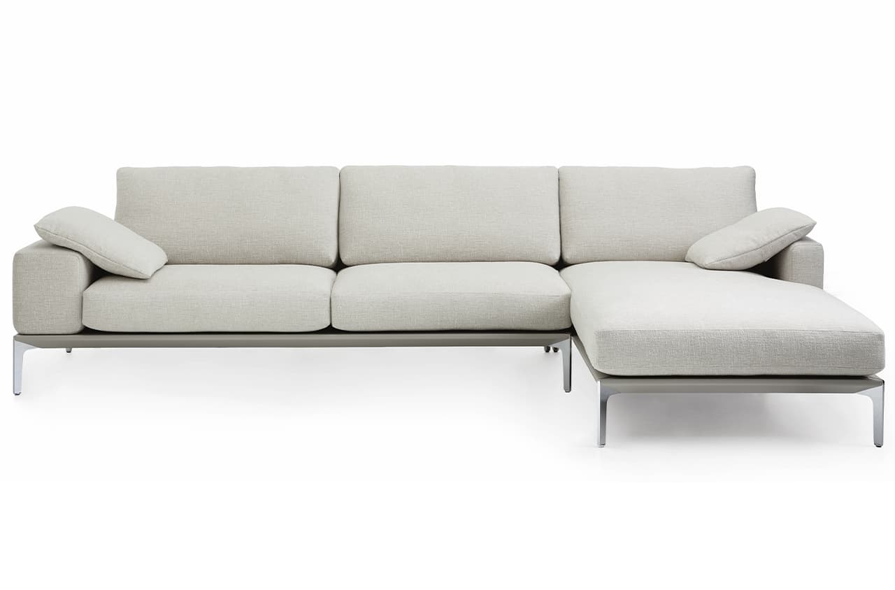 Freisteller eines weißen Sofas mit zwei Sitzflächen und einem Longchair.