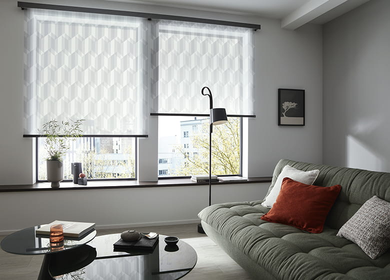Wohnzimmer mit hellgrünem Sofa und weiße Rollos mit Karomuster am Fenster