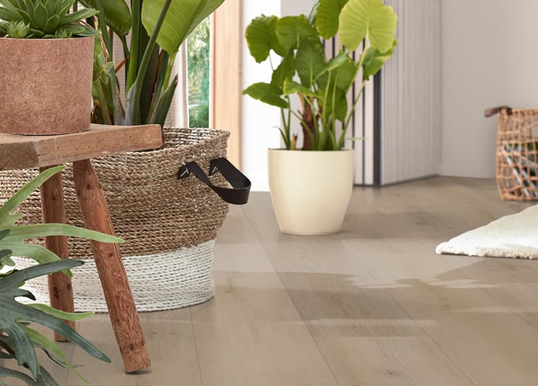 Das Bild zeigt einen LVT-Boden, der so gestaltet ist, dass er die Optik und Haptik von echtem Holz realistisch imitiert.
