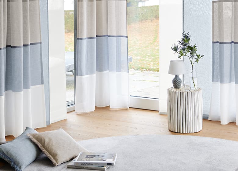 Blau-weiß gestreifte Gardine im Wohnzimmer