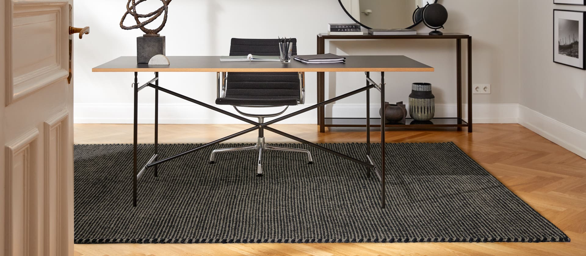 Schwarzer Teppich im Arbeitszimmer