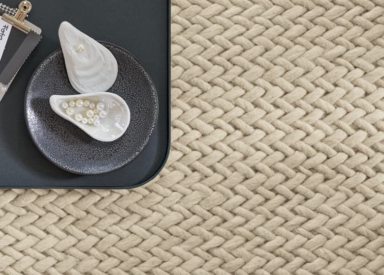 Beigefarbiger Teppich  mit dekorative Artikel Detailbild