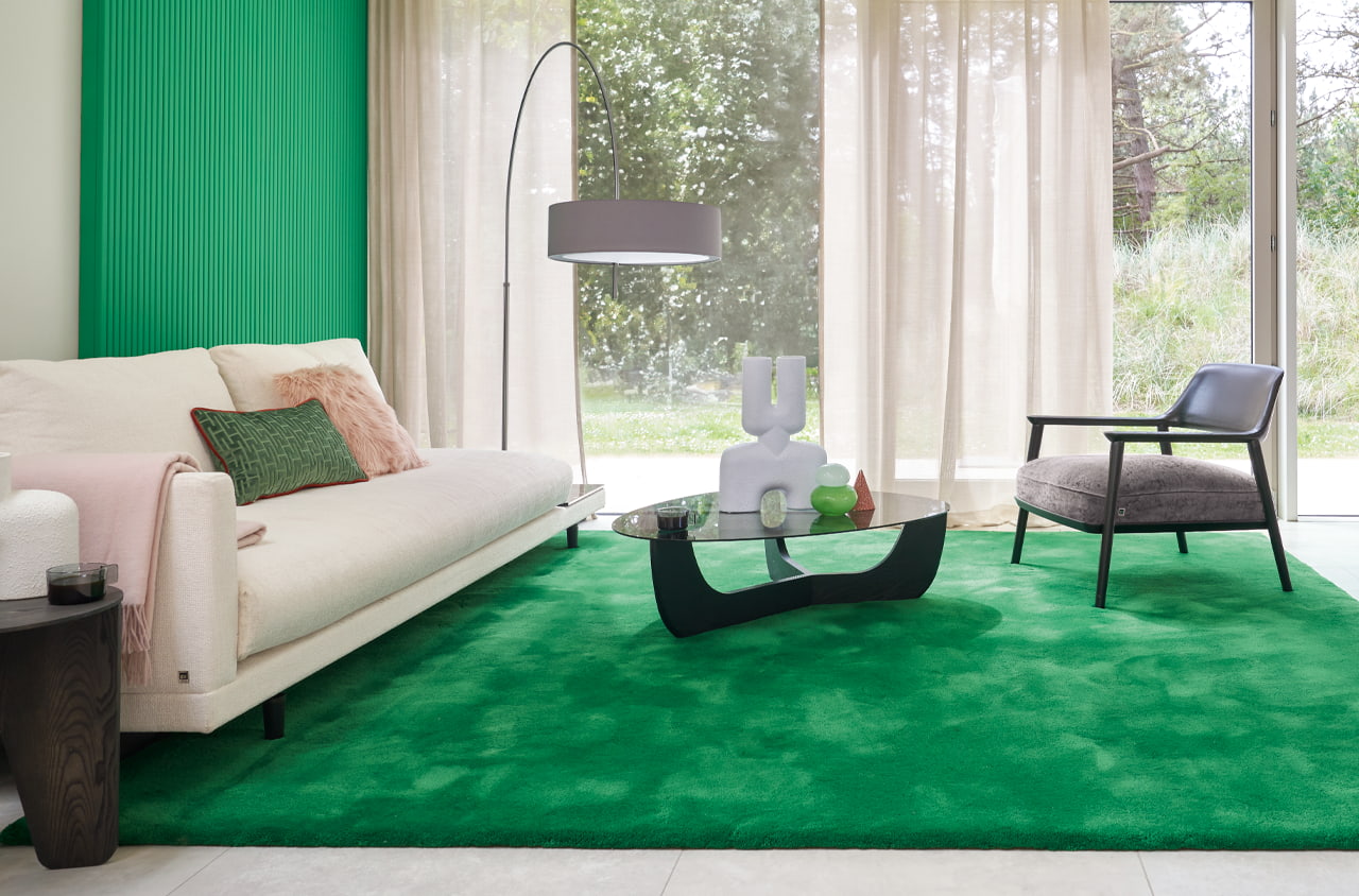 Modernes Wohnzimmer mit türkisfarbigen Teppich und Wandpanel. 