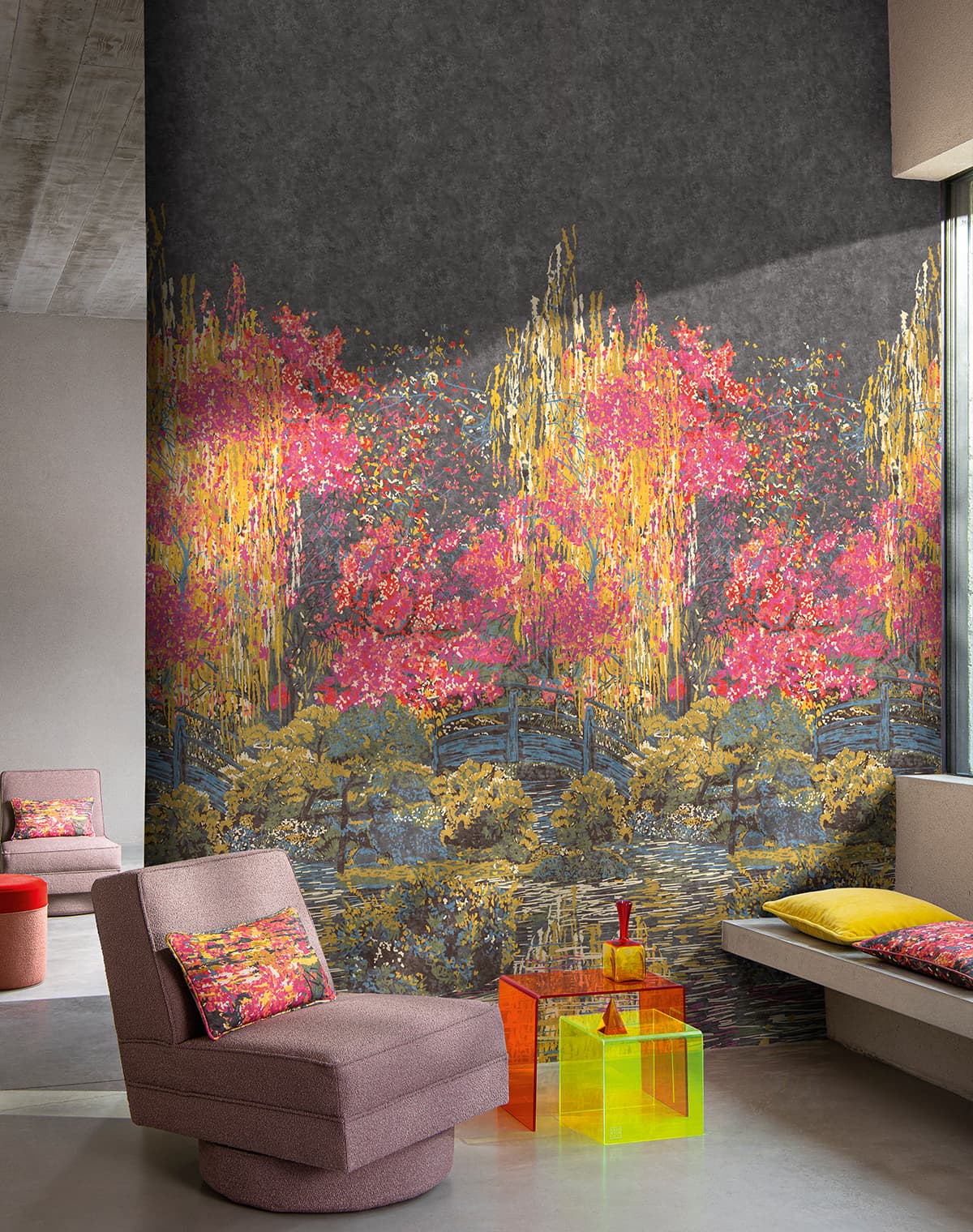 Ein lila Sessel, ein orangener und neongelber Beistelltisch und eine Tapete mit floralem Design.