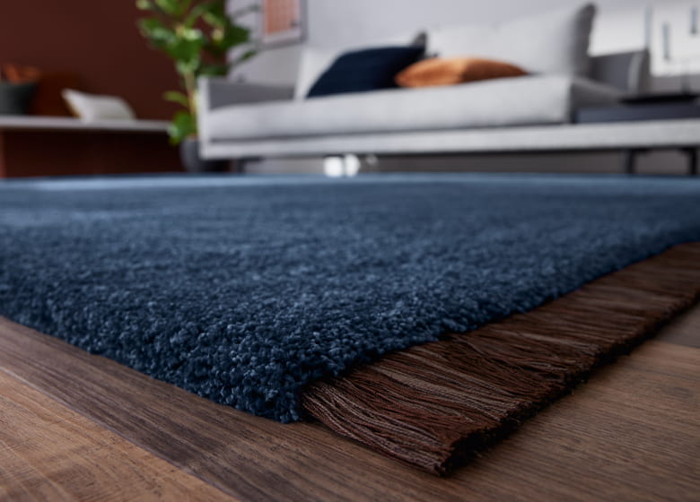 Dunkelblauer Teppich mit Fransen