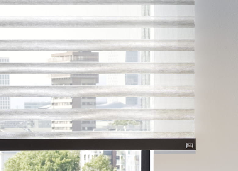 Weiß gestreiftes Rollo am Fenster