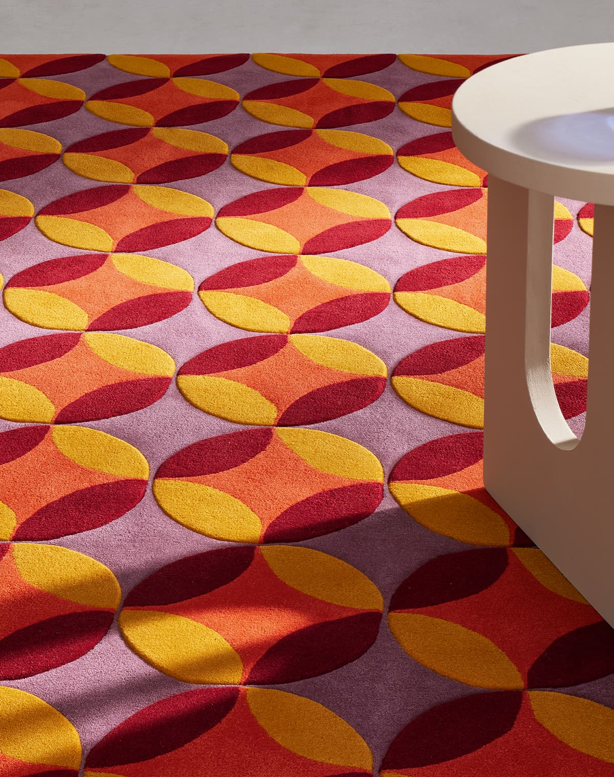 Teppich Be United Multi Nahaufnahme mit einem weißen Tisch