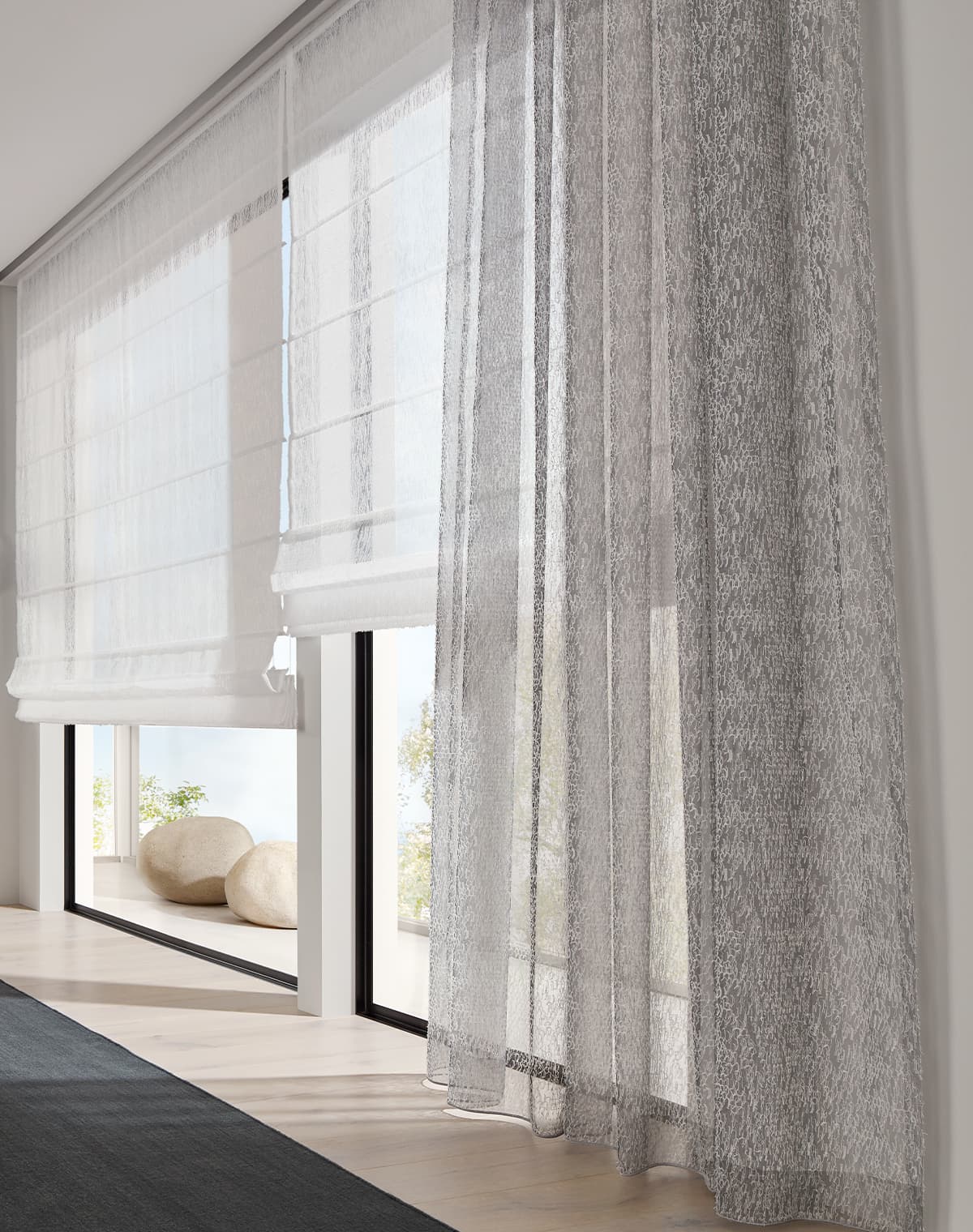 Faltrollo und Vorhang hochtransparent in weiß und Fransen-Look