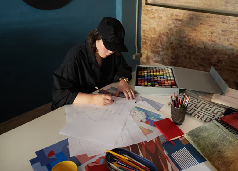 Designerin Srinlim in einer Arbeitssituation