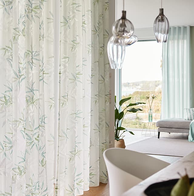 Weiße Gardine mit floralem Muster im Wohnzimmer