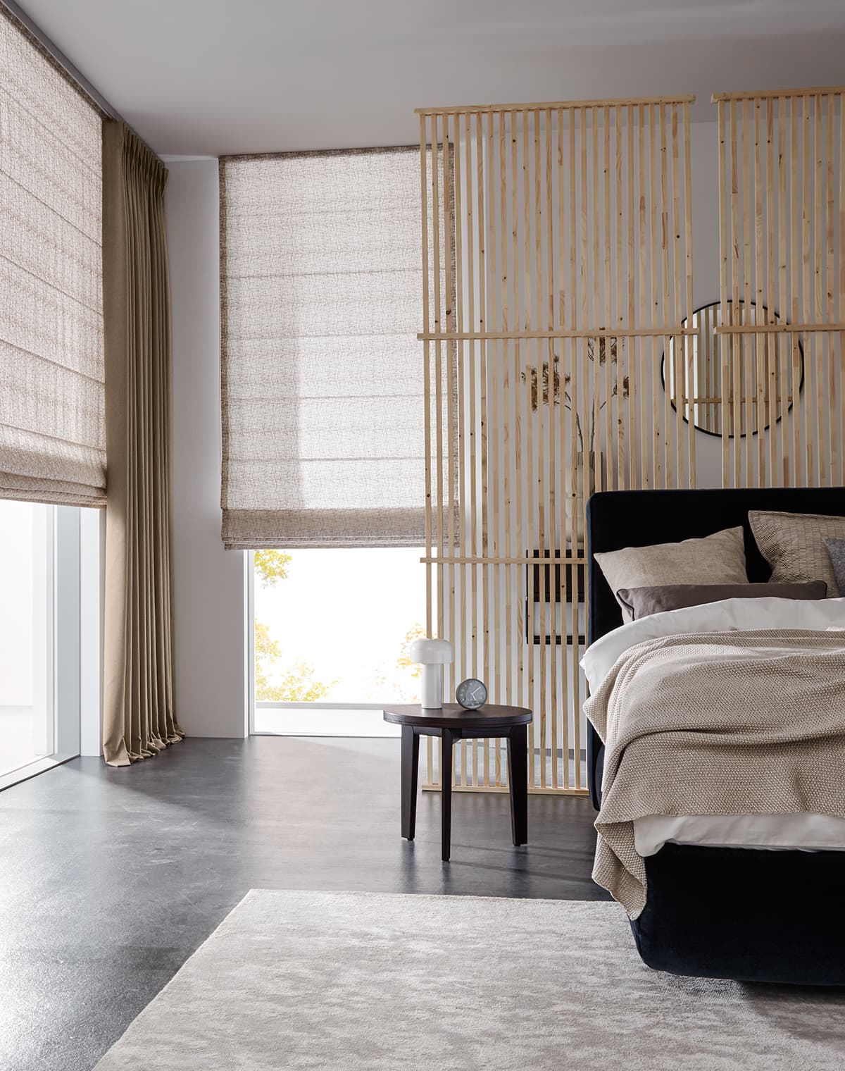 Schlafzimmer im natural Look mit beigen Faltrollos und Vorhängen am Fenster