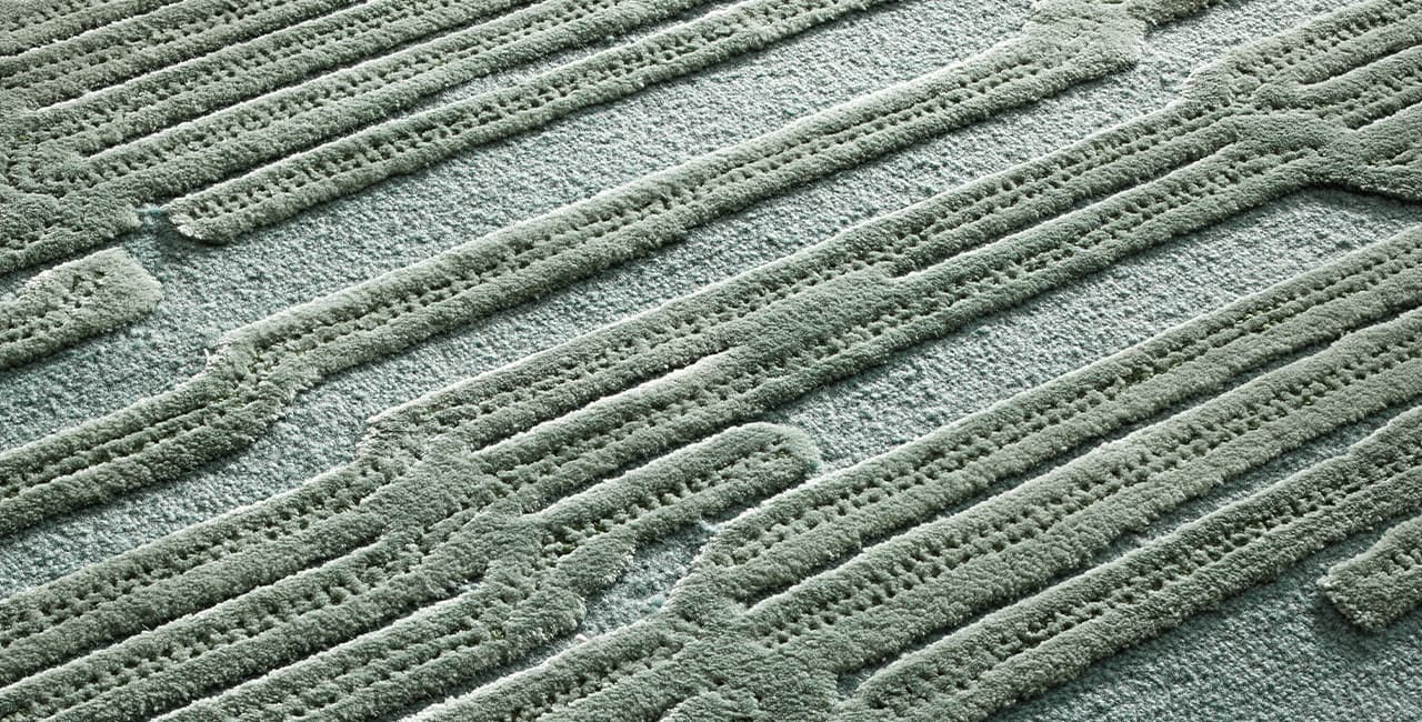 grünes Teppichdesign das wie von der Natur geformt und durch Hoch-Tiefstrukturen geprägt ist