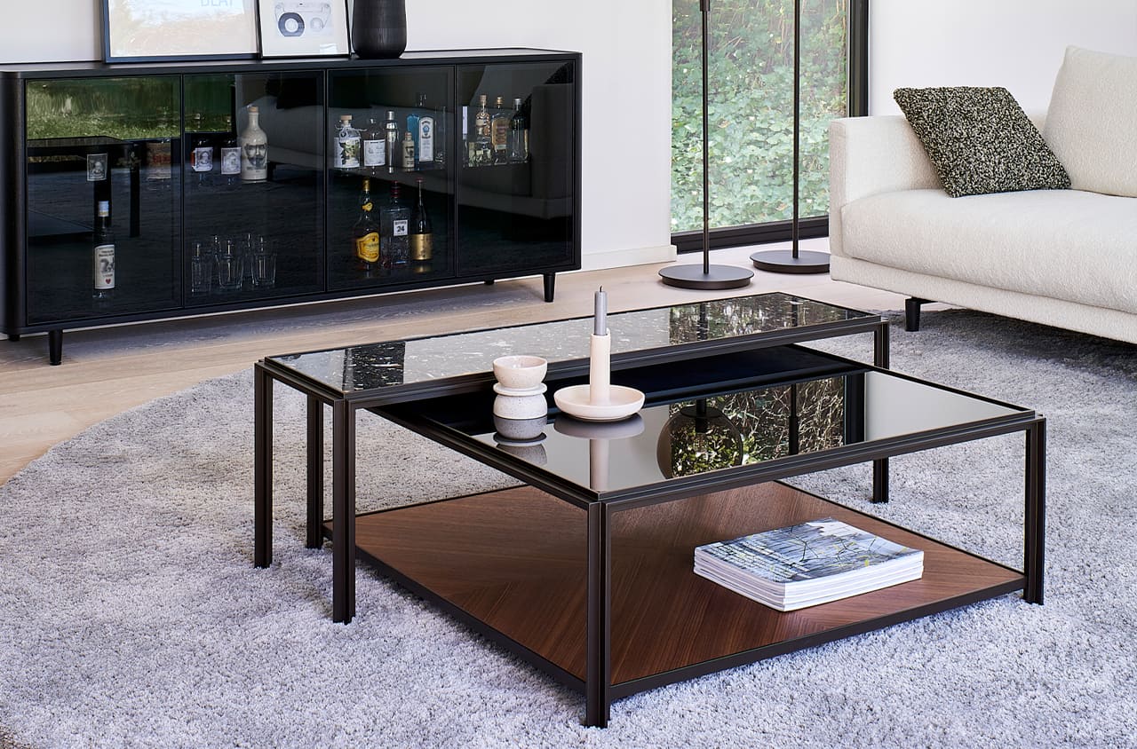 Couchtisch mit einer Terrazzo-Marmor-Platte in einem Altbau