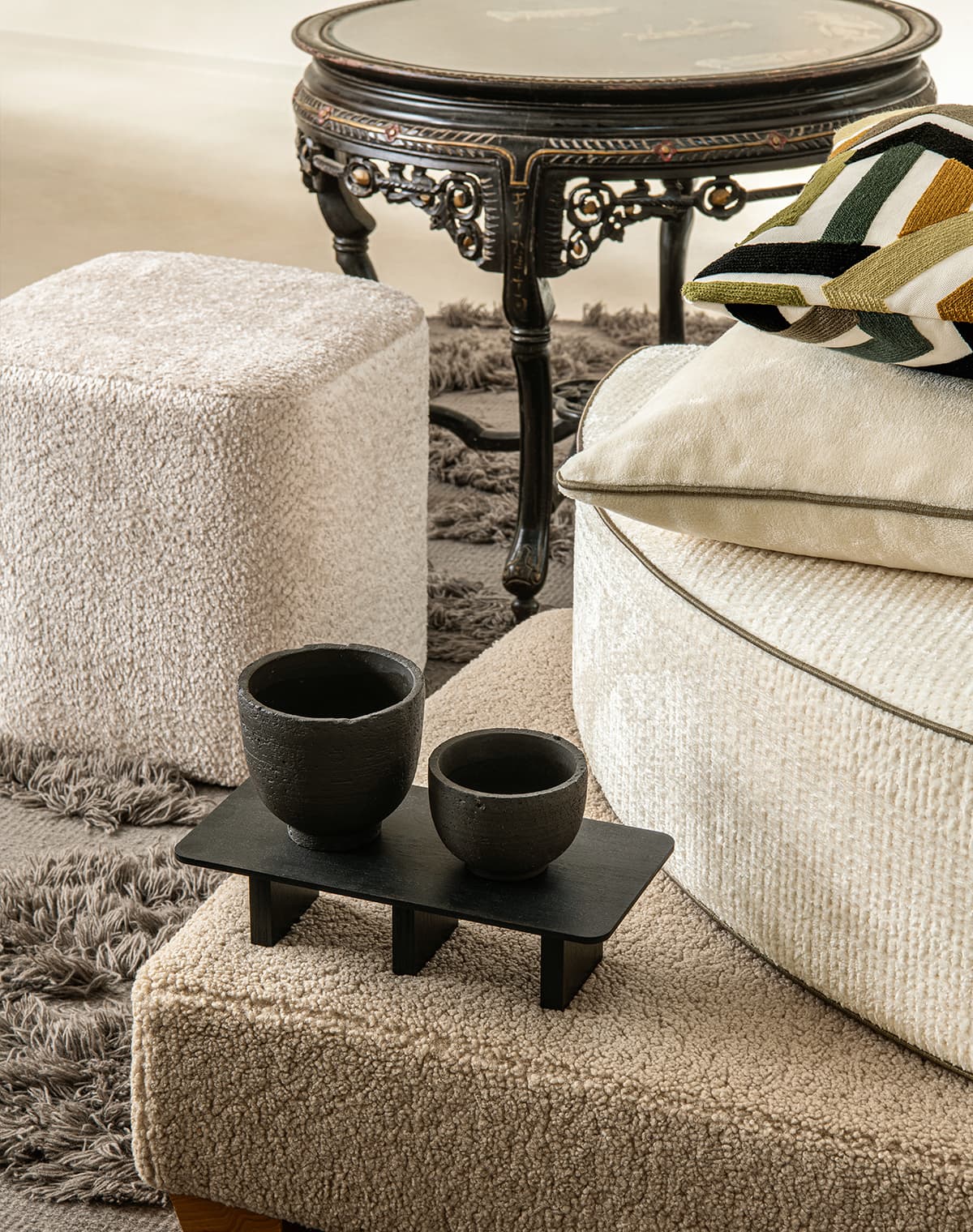 Kissencollage, Hocker und ein Tisch