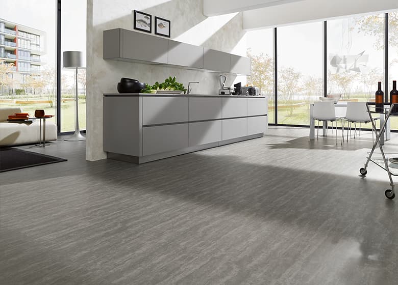 Raumsituation einer Küche inklusive eines Esszimmers, das mit dem Bodenbelag Designfloor LVT ausgestattet ist. 
