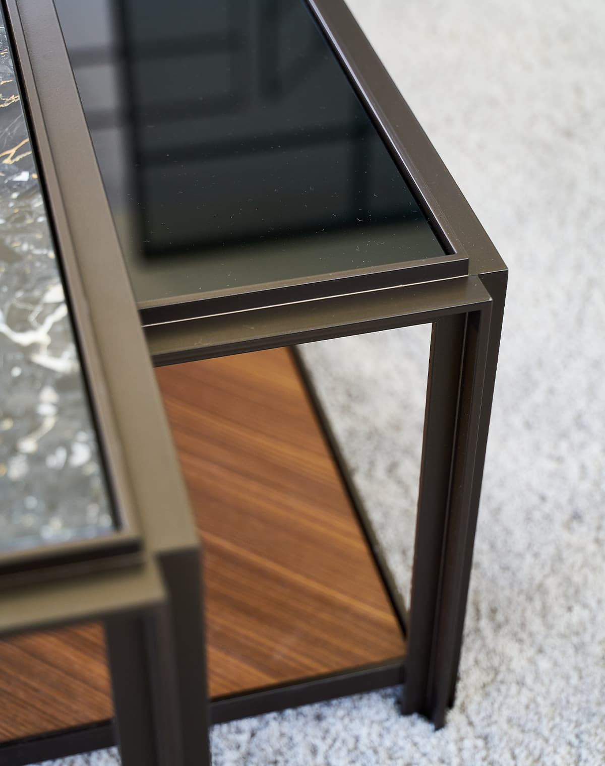 Detailaufnahme von dem Tisch Hudson in schwarz und Terrazzo Portoro