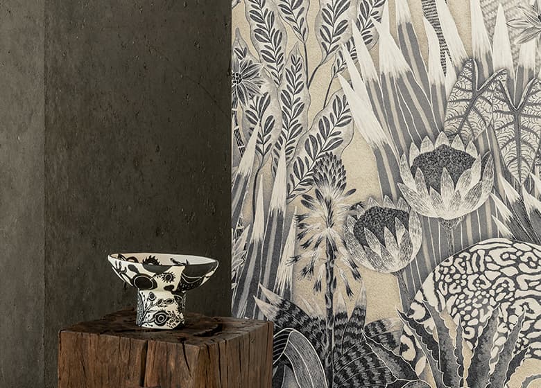 Tapete mit floralem Motiv in schwarz-weiß