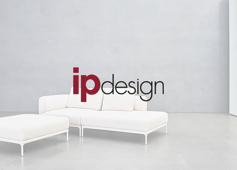 Eine Aufnahme von einem weißen Sofa im Hintergrund und einem ipdesign-Logo im Vordergrund.