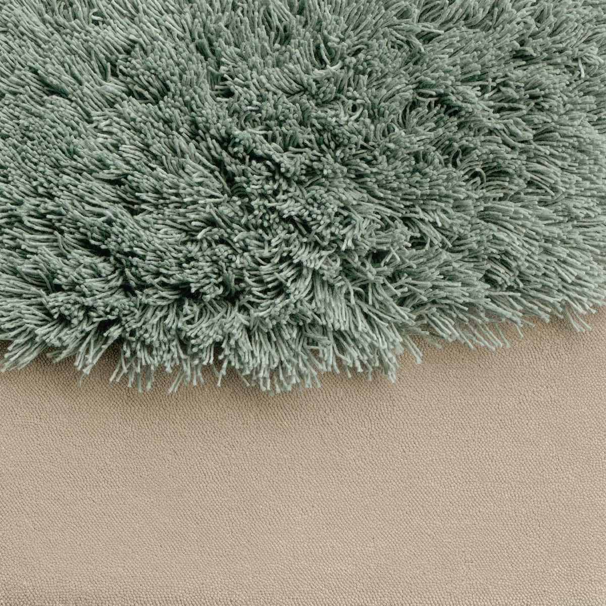 Beiger Teppich mit blauen Details
